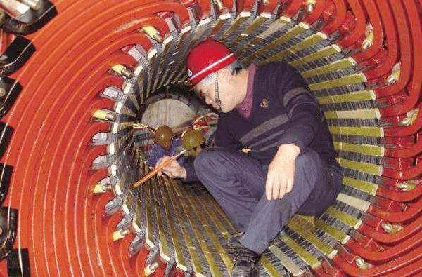 西安泰富西瑪電機(jī)吳高治、劉長(zhǎng)安、張衛(wèi)華榮獲西安市勞動(dòng)模范榮譽(yù)稱(chēng)號(hào)。